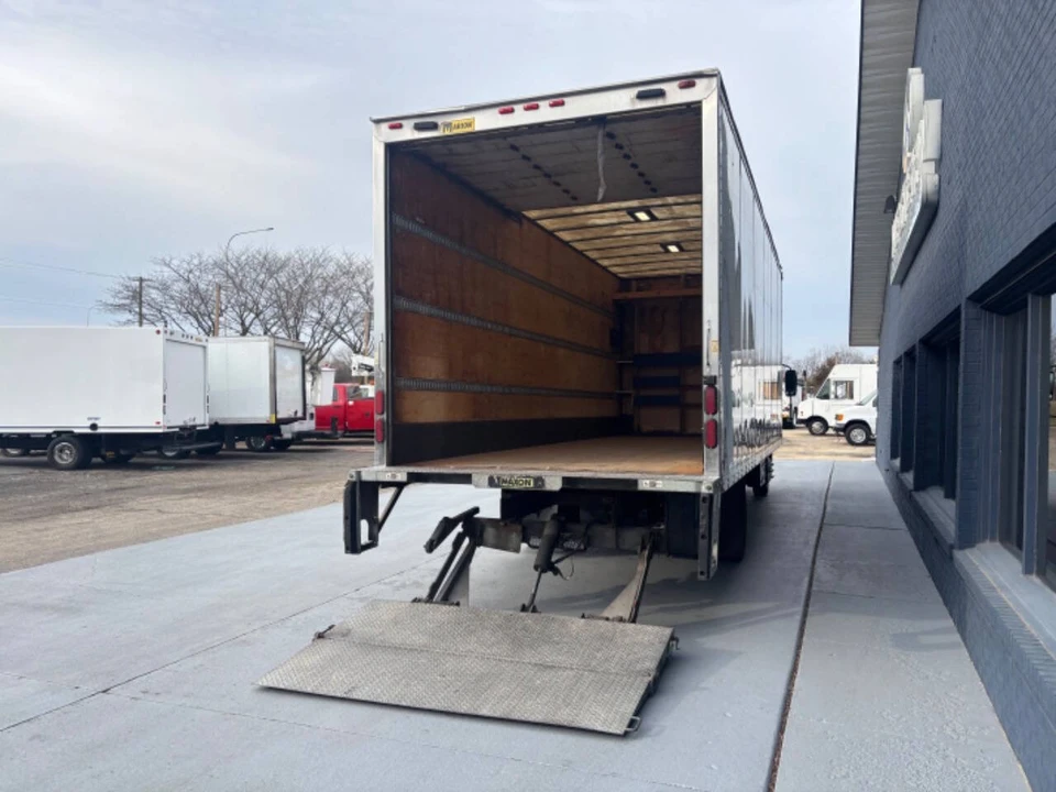 2015 Isuzu Elf - Image 10 of 12