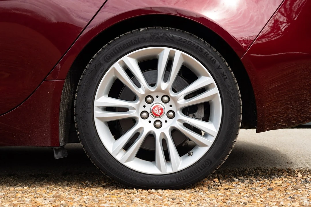 2015 Jaguar XE - Image 27 of 30