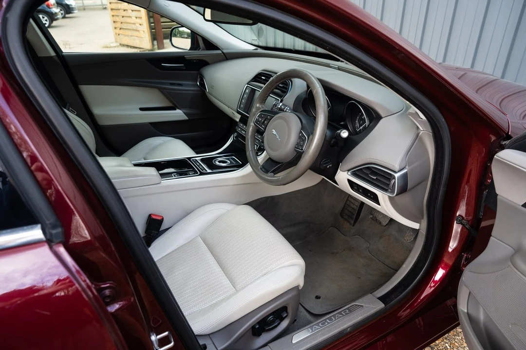 2015 Jaguar XE - Image 29 of 30
