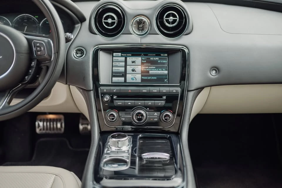 2015 Jaguar X351 XJ - Image 9 of 18