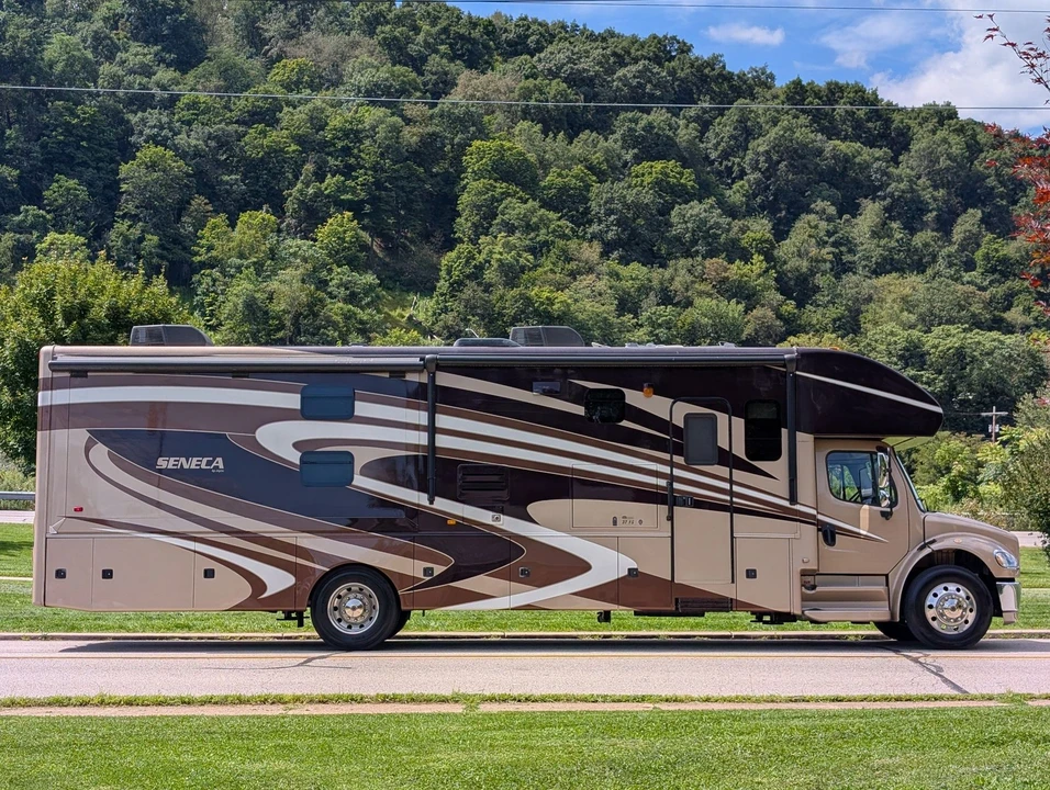 2015 Jayco - Image 16 of 31