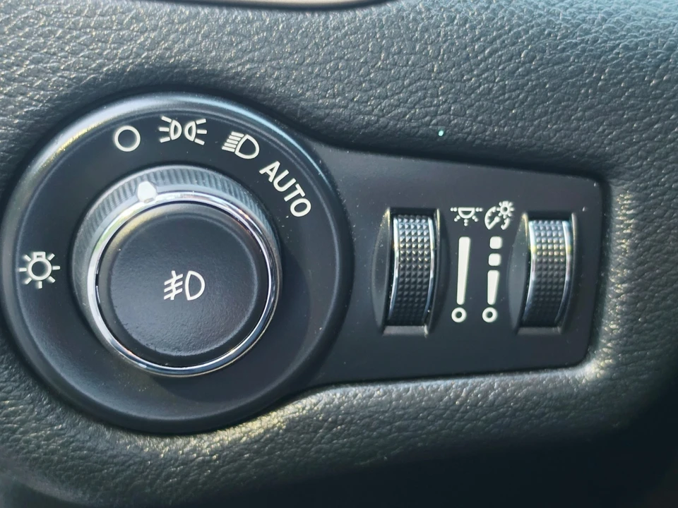2015 Jeep KL Cherokee - Image 28 of 29