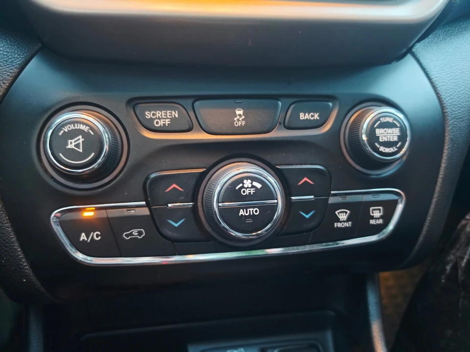 2015 Jeep KL Cherokee - Image 18 of 29