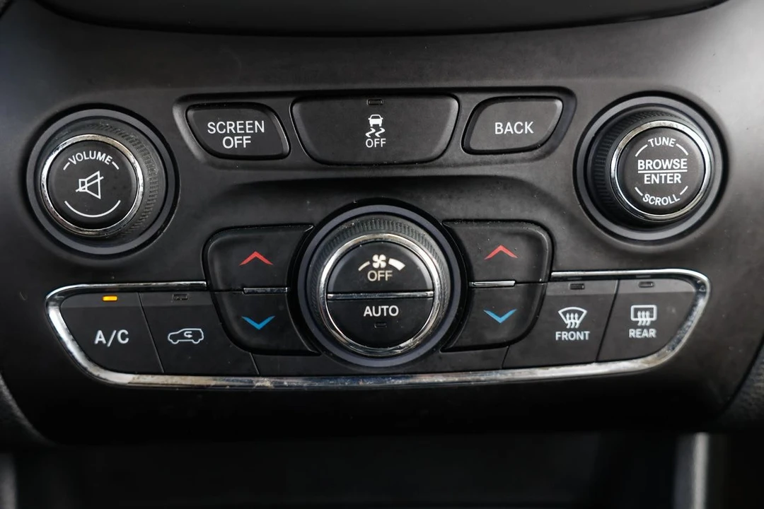 2015 Jeep KL Cherokee - Image 28 of 31