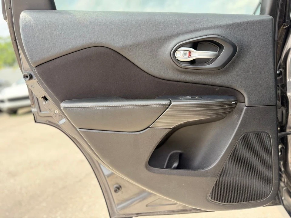2015 Jeep KL Cherokee - Image 16 of 28
