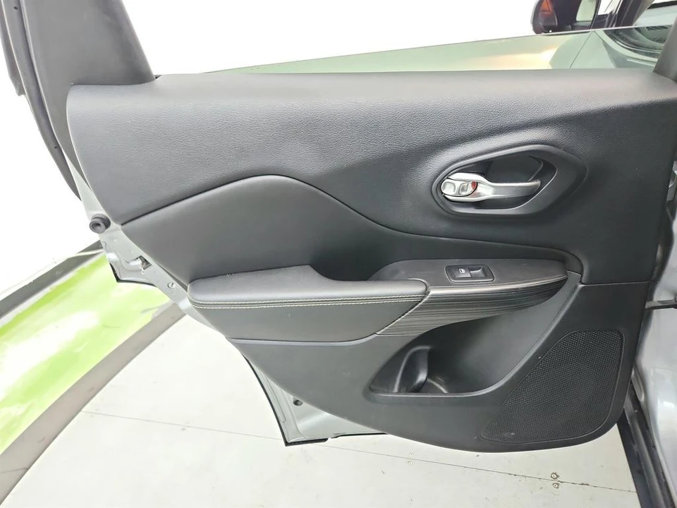 2015 Jeep KL Cherokee - Image 24 of 31