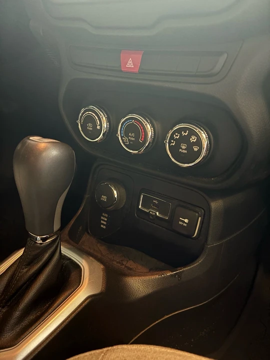 2015 Jeep Renegade - Image 28 of 31