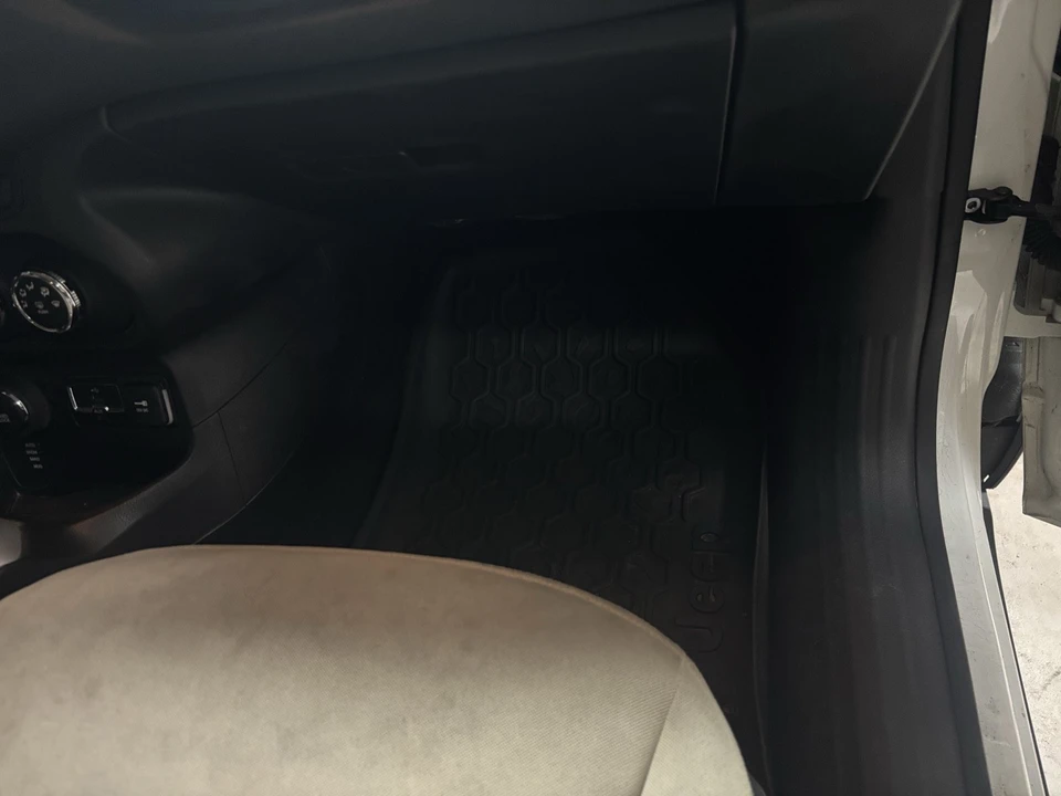 2015 Jeep Renegade - Image 26 of 31