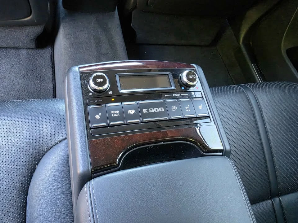 2015 Kia K900 - Image 10 of 16