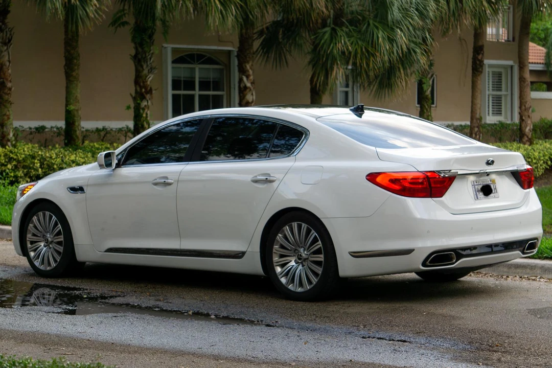 2015 Kia K900 - Image 17 of 31