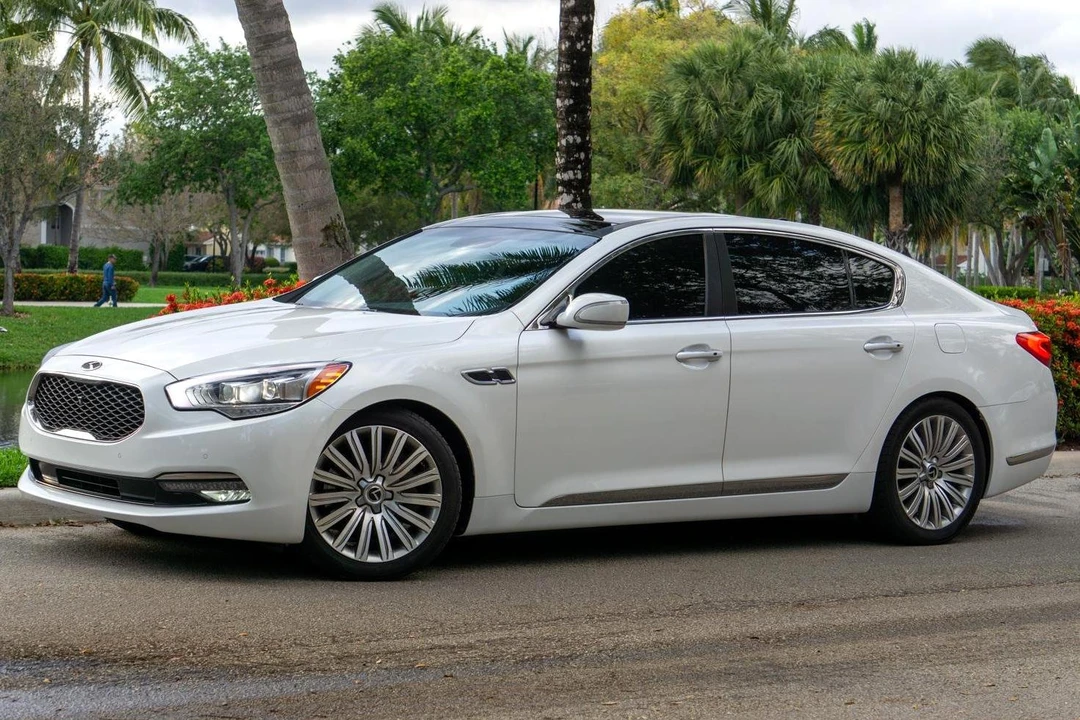 2015 Kia K900 - Image 13 of 31
