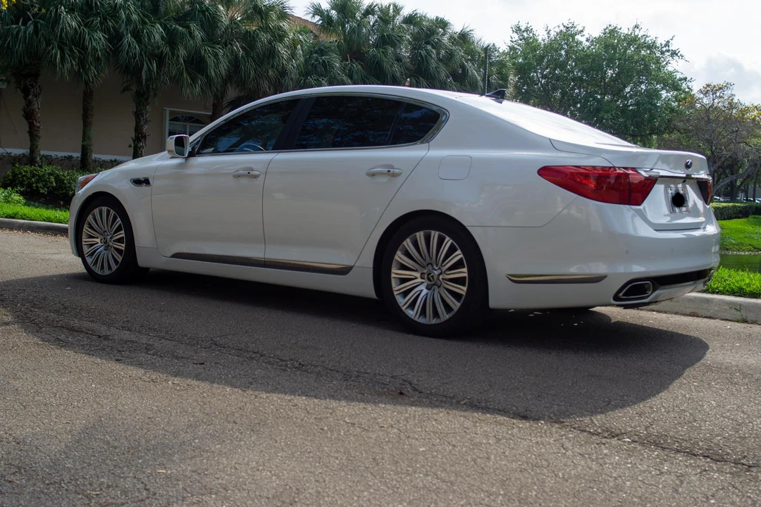 2015 Kia K900 - Image 16 of 31