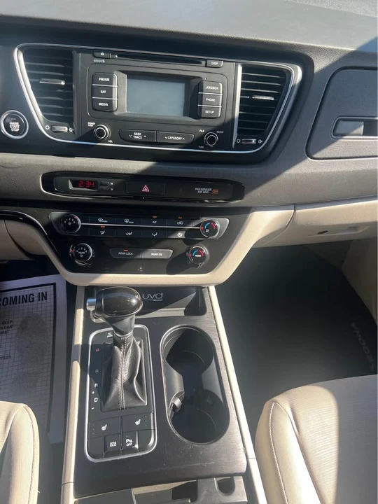 2015 Kia Carnival - Image 4 of 10