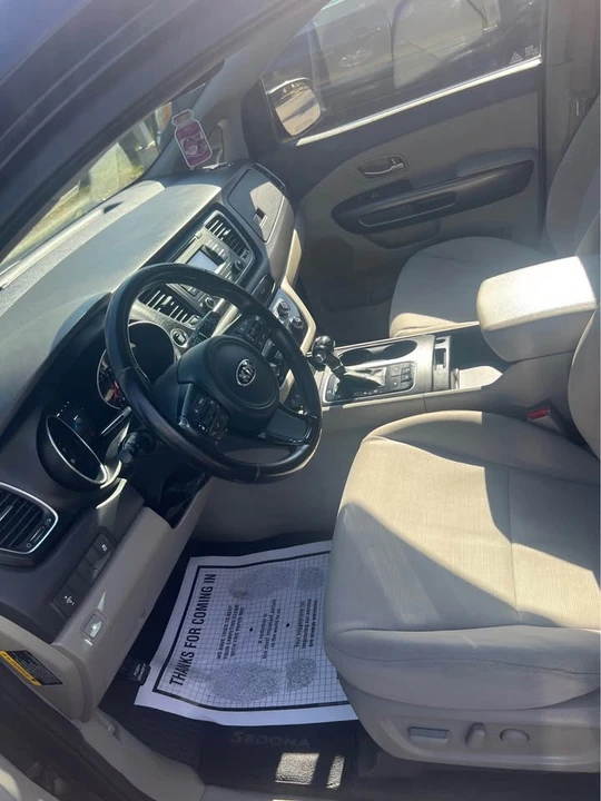 2015 Kia Carnival - Image 9 of 10