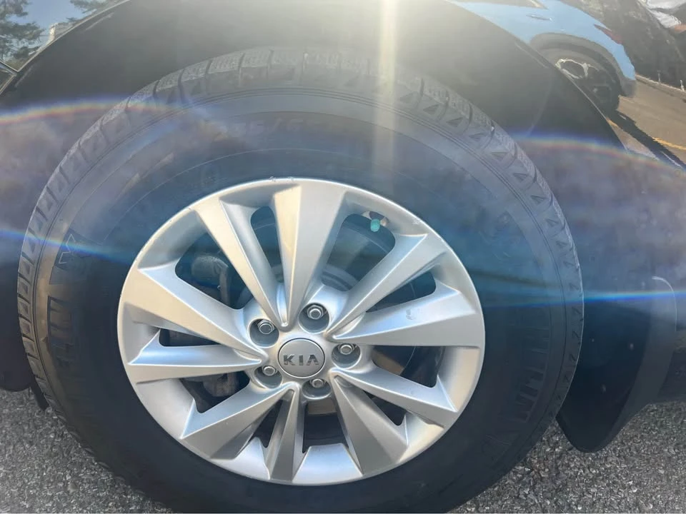 2015 Kia Carnival - Image 3 of 10