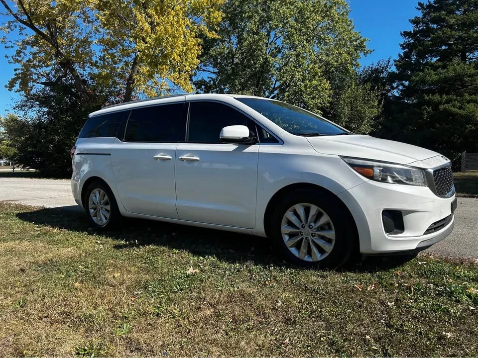 2015 Kia Carnival - Image 2 of 4