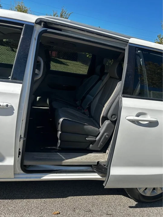 2015 Kia Carnival - Image 3 of 4