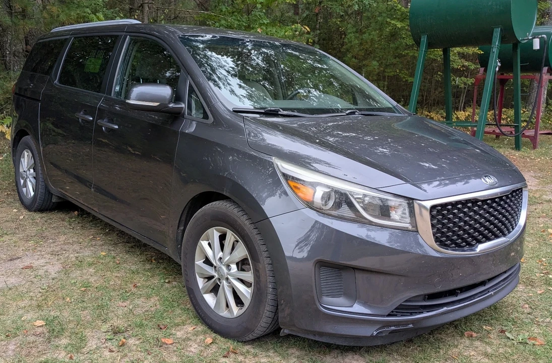 2015 Kia Carnival - Image 10 of 20