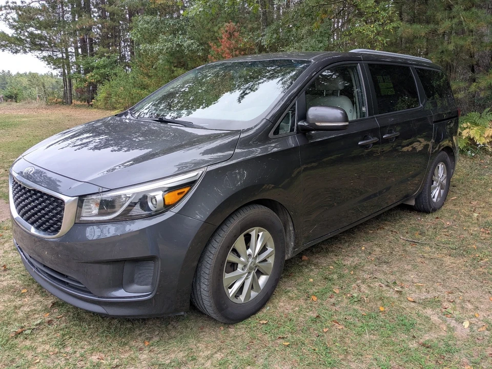 2015 Kia Carnival - Image 9 of 20