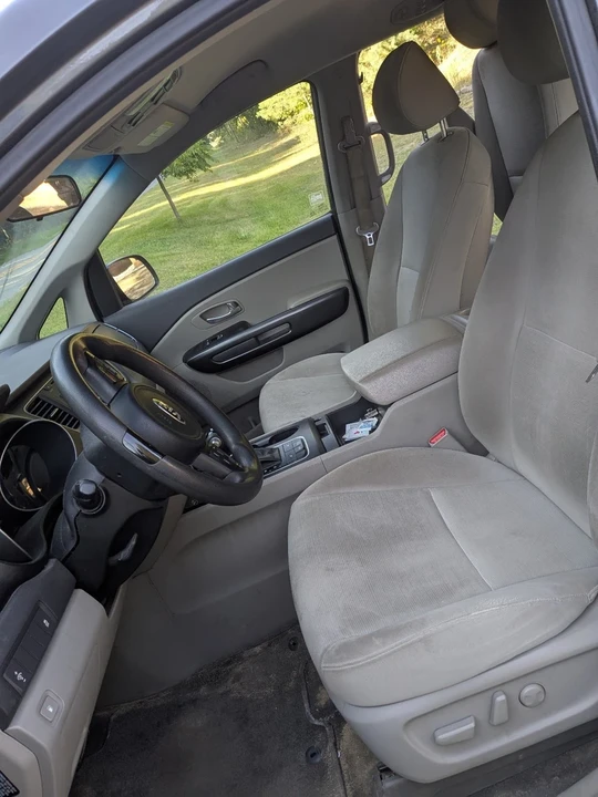 2015 Kia Carnival - Image 15 of 20