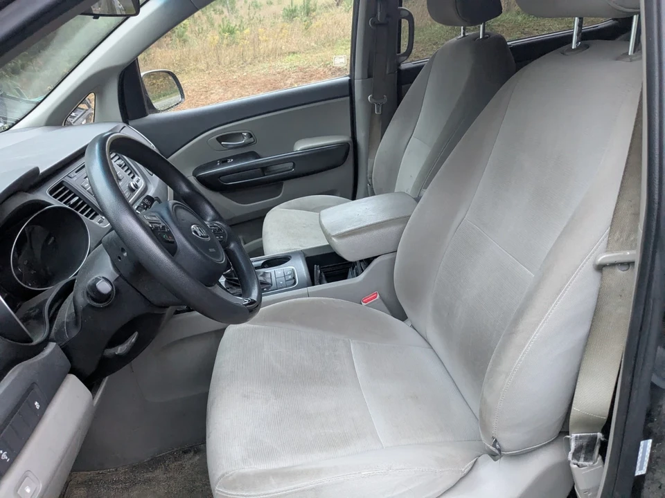 2015 Kia Carnival - Image 18 of 20