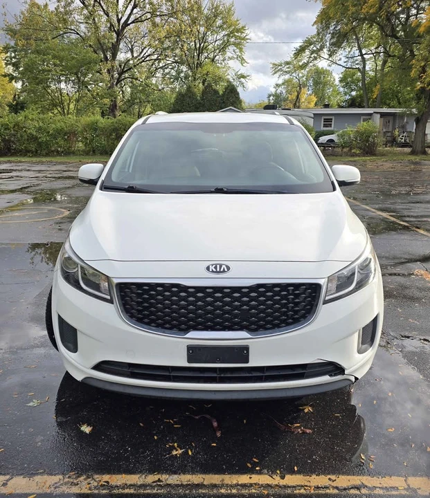 2015 Kia Carnival - Image 2 of 12