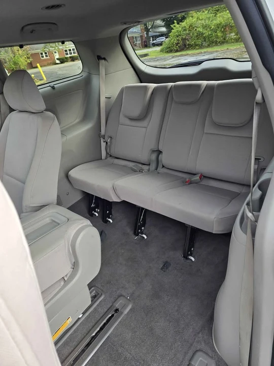 2015 Kia Carnival - Image 9 of 12
