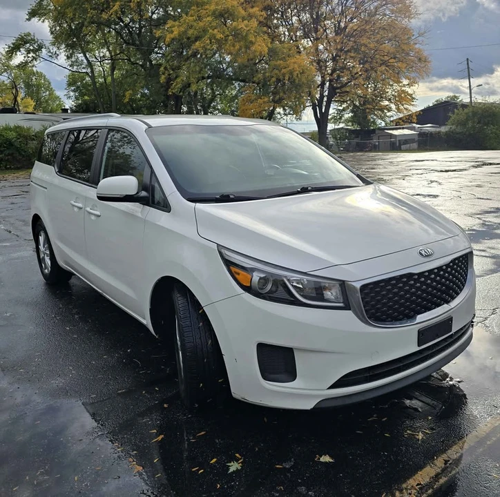 2015 Kia Carnival - Image 3 of 12