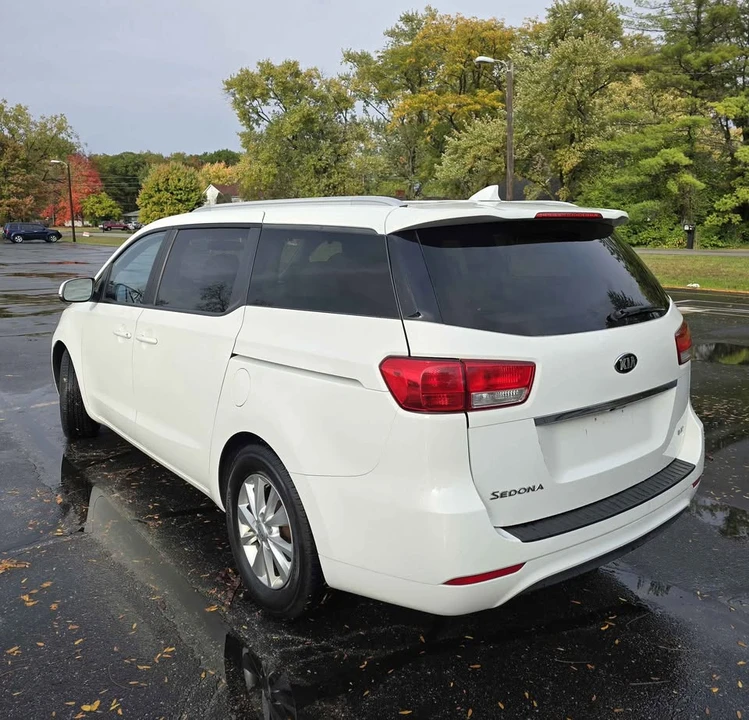 2015 Kia Carnival - Image 4 of 12