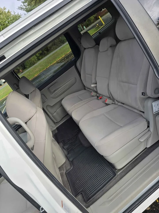 2015 Kia Carnival - Image 8 of 12