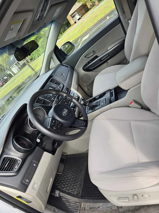 2015 Kia Carnival - Image 6 of 12