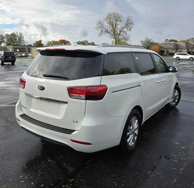 2015 Kia Carnival - Image 5 of 12