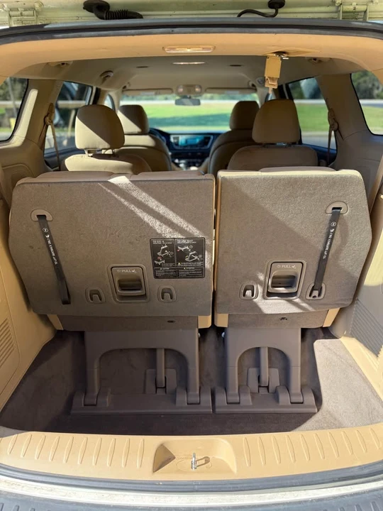 2015 Kia Carnival - Image 14 of 17
