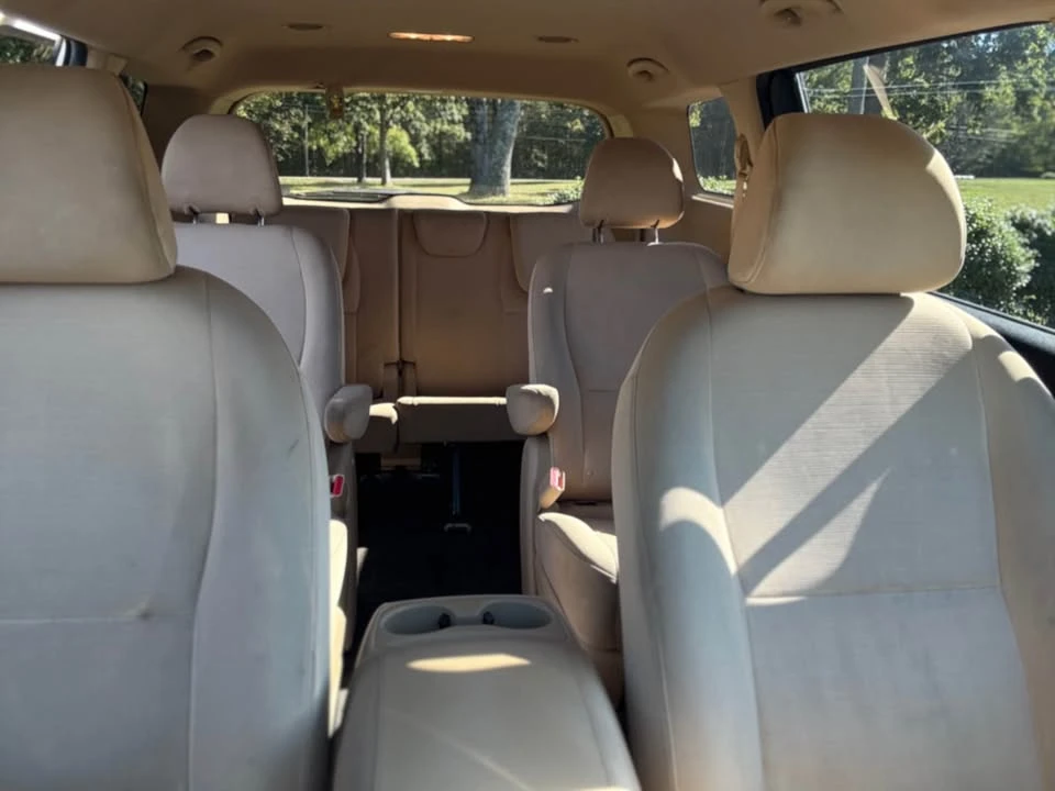 2015 Kia Carnival - Image 9 of 17