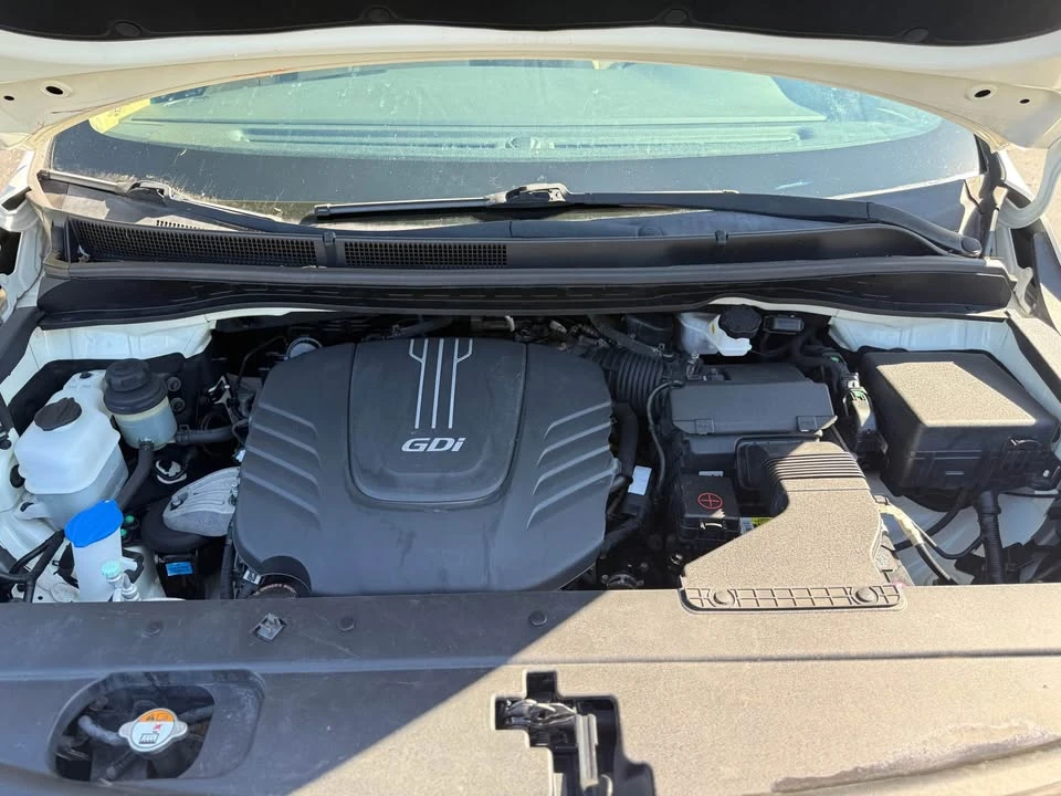2015 Kia Carnival - Image 15 of 17