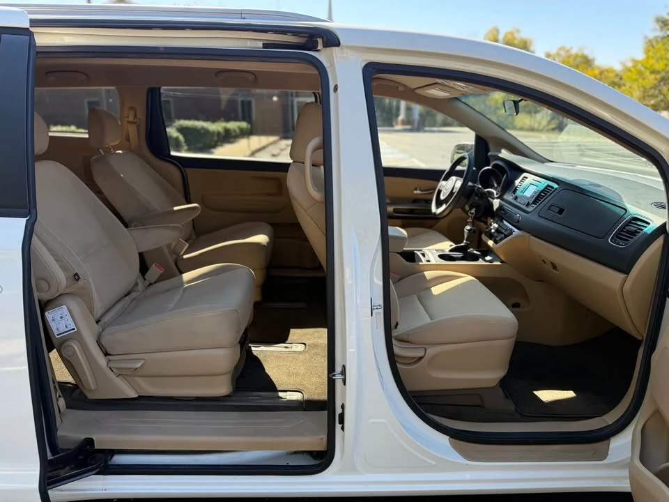 2015 Kia Carnival - Image 13 of 17