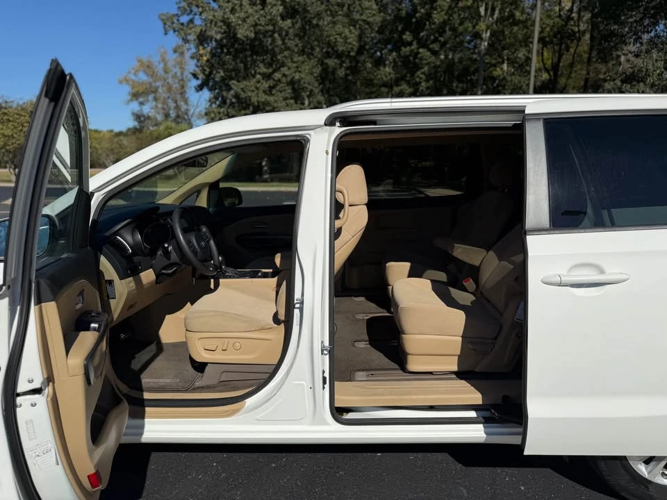 2015 Kia Carnival - Image 10 of 17