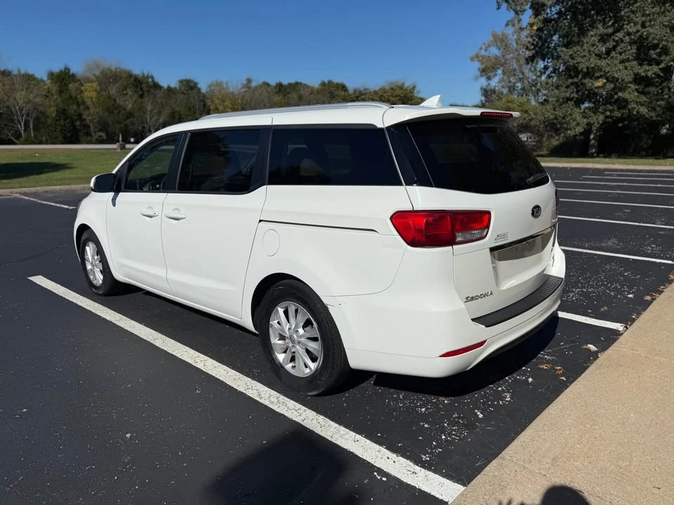 2015 Kia Carnival - Image 7 of 17