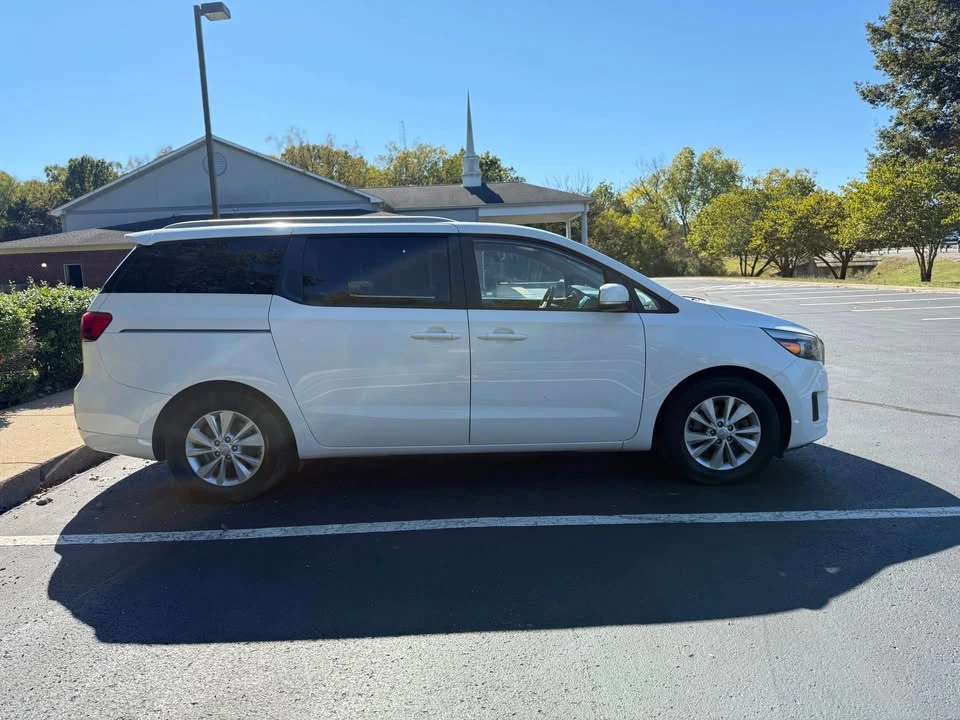 2015 Kia Carnival - Image 4 of 17