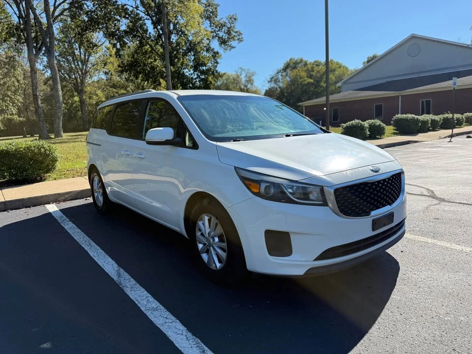 2015 Kia Carnival - Image 5 of 17