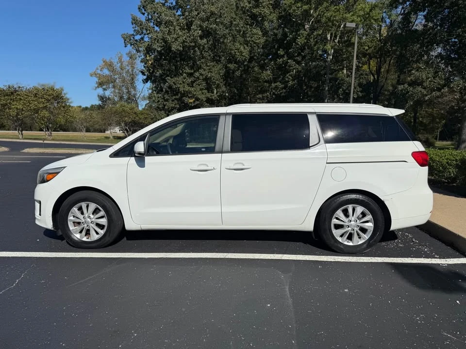 2015 Kia Carnival - Image 8 of 17
