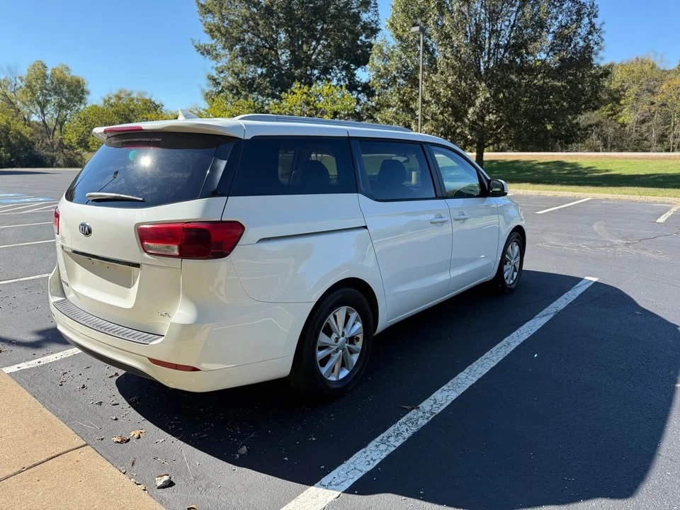2015 Kia Carnival - Image 3 of 17