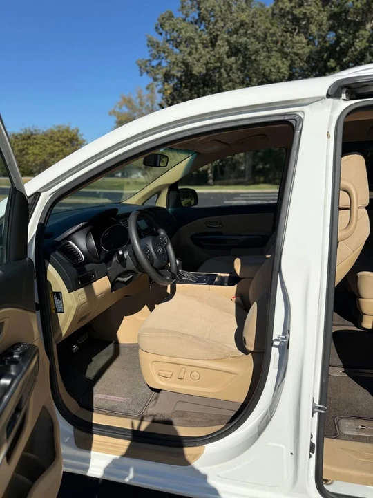 2015 Kia Carnival - Image 11 of 17