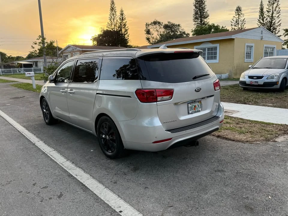 2015 Kia Carnival - Image 6 of 6