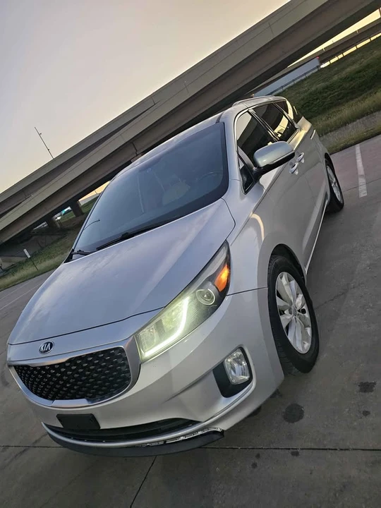 2015 Kia Carnival - Image 3 of 13