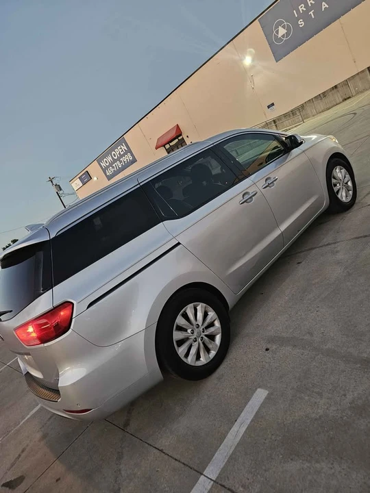 2015 Kia Carnival - Image 8 of 13