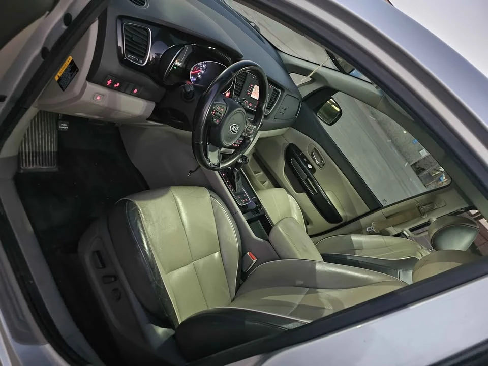 2015 Kia Carnival - Image 10 of 13