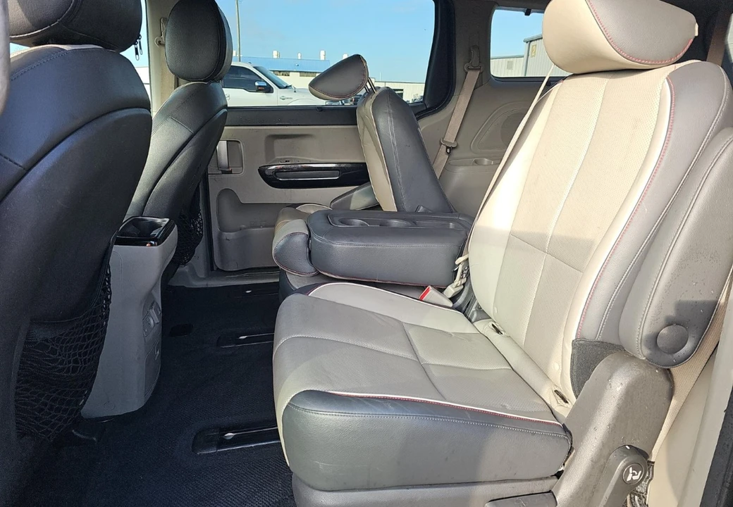 2015 Kia Carnival - Image 12 of 12