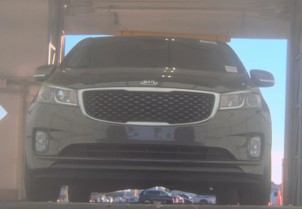 2015 Kia Carnival - Image 8 of 12