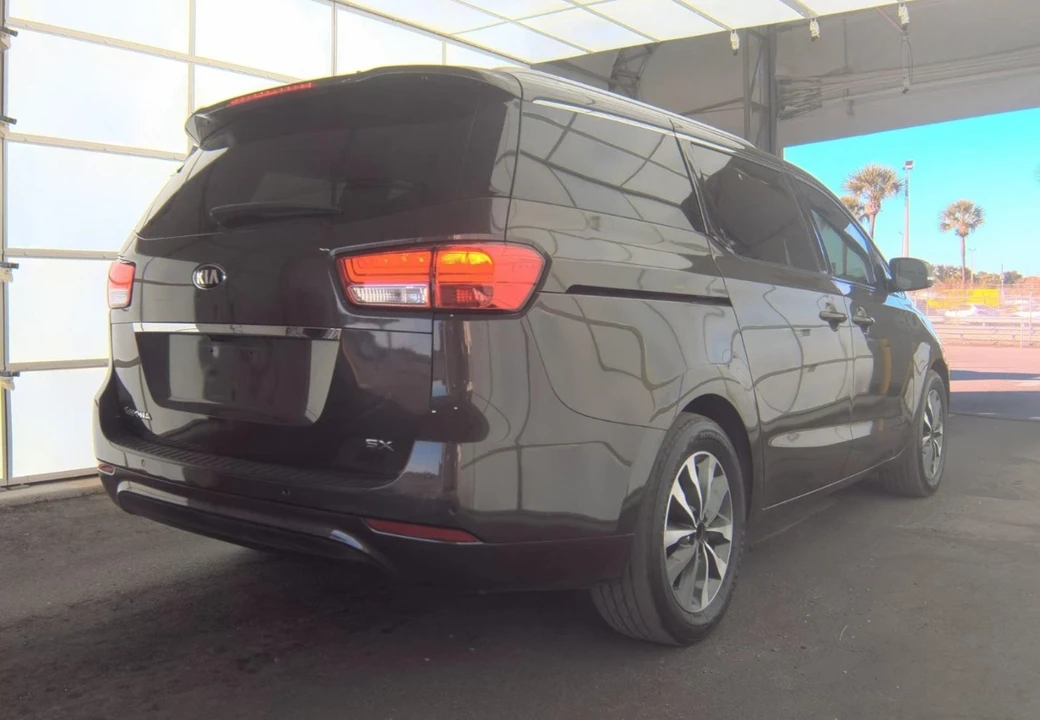 2015 Kia Carnival - Image 5 of 12